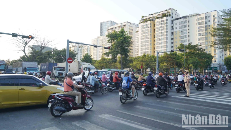 Nút giao thông Nguyễn Văn Linh-Nguyễn Hữu Thọ sau gần 2 tuần đóng cửa ảnh 5