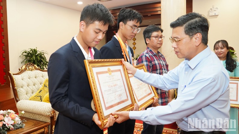 Tặng Bằng khen 2 học sinh đoạt giải Nhì Hội thi Khoa học kỹ thuật quốc tế ảnh 1
