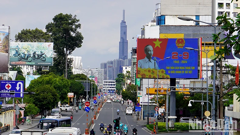 Thành phố Hồ Chí Minh: Đường phố rực rỡ cờ hoa chào mừng Quốc khánh 2/9 ảnh 1