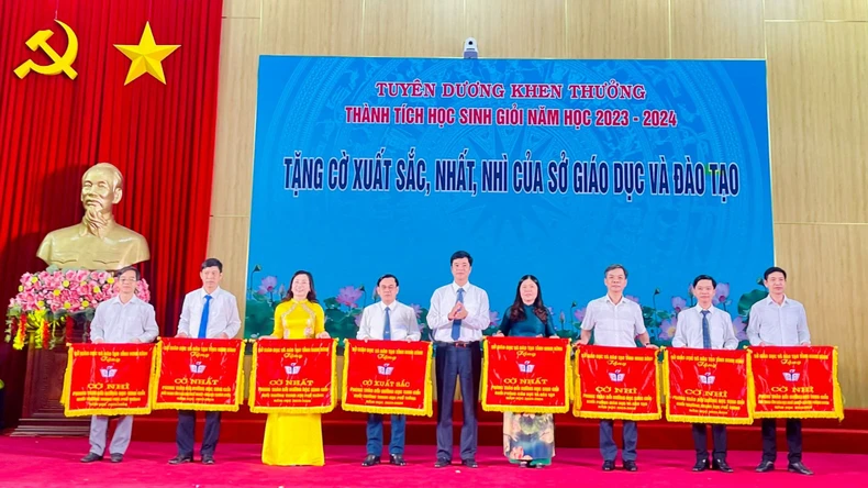 Ninh Bình tuyên dương, khen thưởng 218 giáo viên, học sinh tiêu biểu năm học 2023-2024 ảnh 1