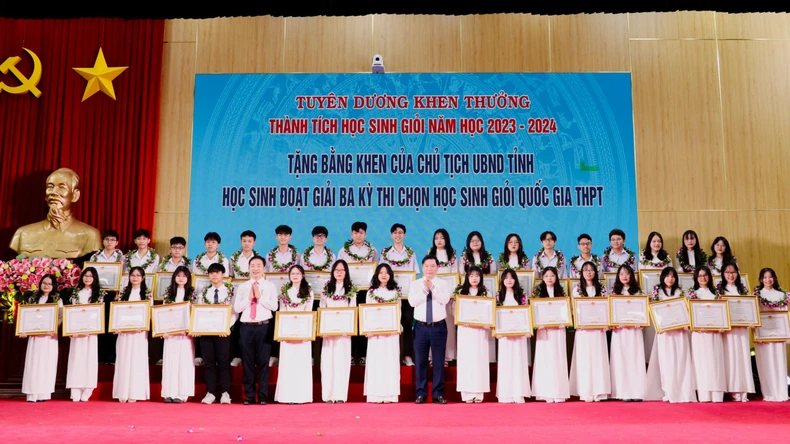 Ninh Bình tuyên dương, khen thưởng 218 giáo viên, học sinh tiêu biểu năm học 2023-2024 ảnh 2