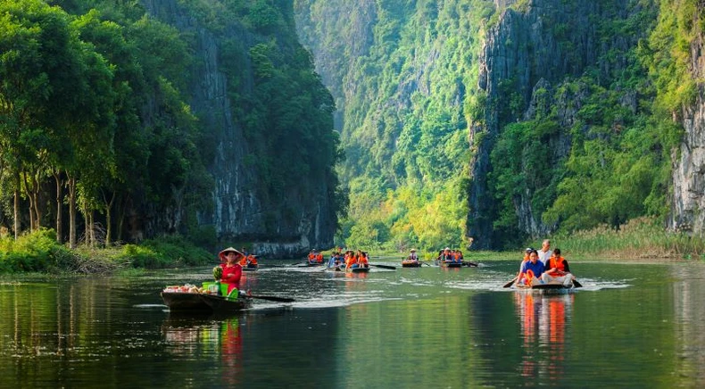 Người lái đò trên mỗi thuyền chính là người dân địa phương và cũng như đại sứ văn hóa, đại sứ du lịch dẫn dắt và chia sẻ với đoàn về lịch sử và truyền thuyết gắn liền với từng hang động và cảnh quan nơi đây. (Ảnh: Sở Du lịch Ninh Bình)