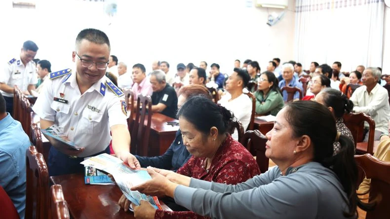 Cảnh sát biển đẩy mạnh tuyên truyền về IUU cho ngư dân Vũng Tàu ảnh 2