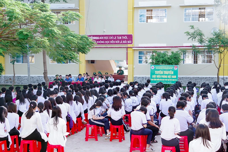 View - Phổ biến Luật Biên phòng Việt Nam cho học sinh ở biên giới biển 