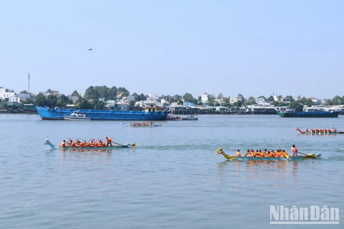 View - Sôi nổi giải đua thuyền truyền thống trên sông Đồng Nai
