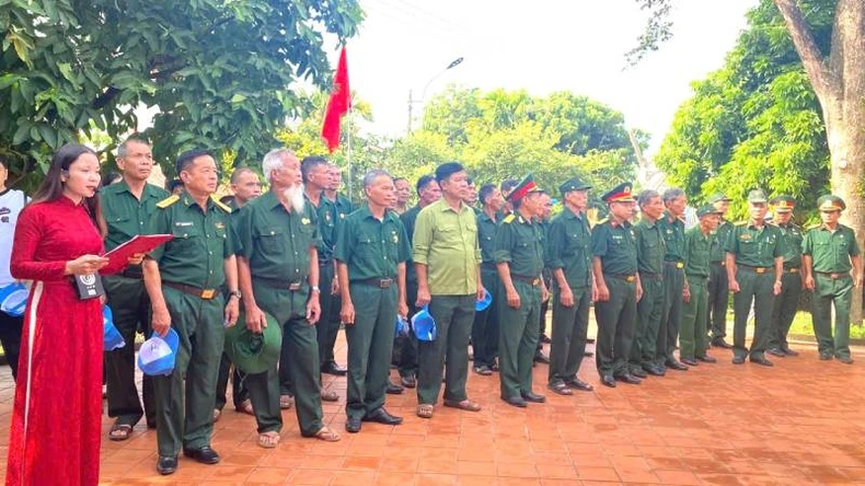 Hàng trăm đoàn khách đến thăm nhà lưu niệm và viếng mộ Đại tướng Võ Nguyên Giáp tại Quảng Bình ảnh 2