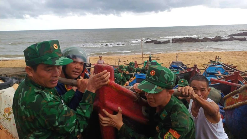 [Ảnh] Bộ đội Biên phòng Quảng Bình giúp nhân dân ứng phó với bão số 4 ảnh 2