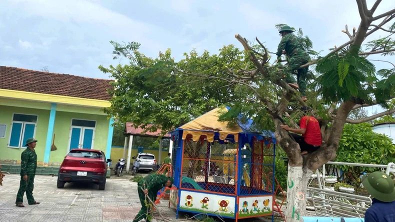 [Ảnh] Bộ đội Biên phòng Quảng Bình giúp nhân dân ứng phó với bão số 4 ảnh 3