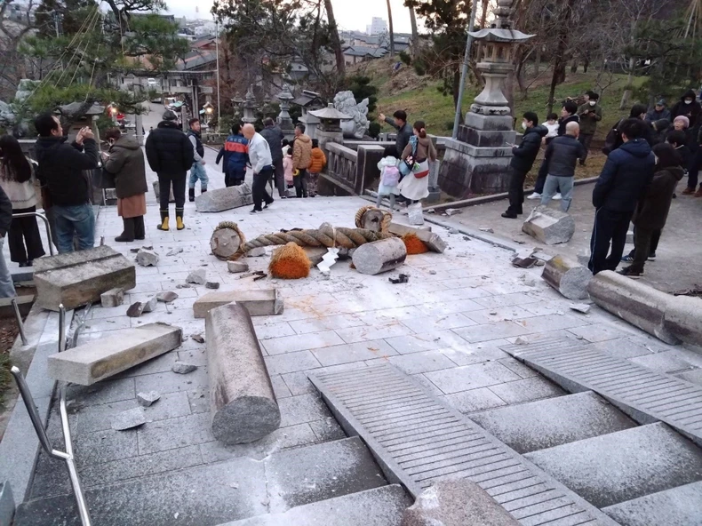 Nhật Bản sơ tán khẩn cấp người dân ở khu vực ảnh hưởng sóng thần sau động đất mạnh ảnh 2