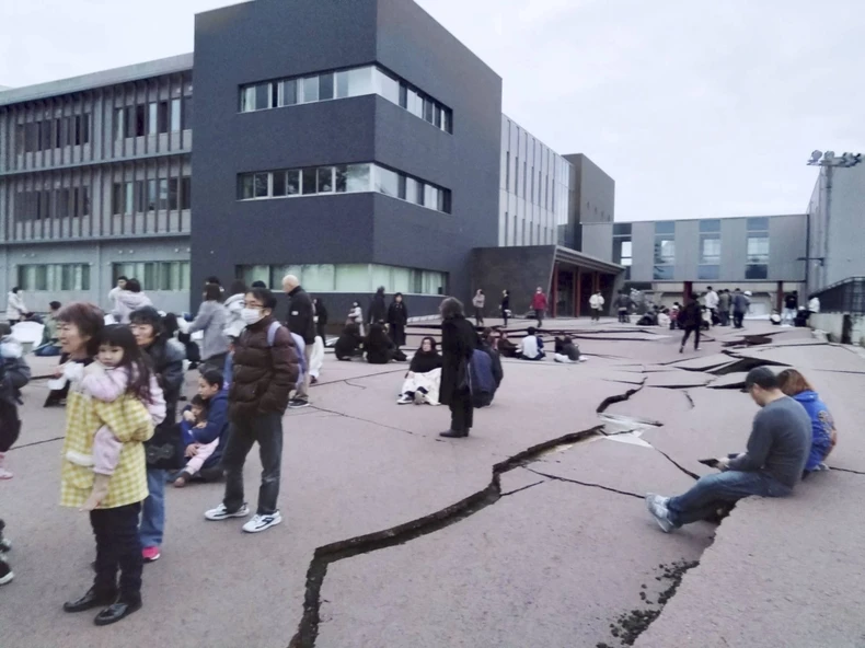 Nhật Bản sơ tán khẩn cấp người dân ở khu vực ảnh hưởng sóng thần sau động đất mạnh ảnh 4