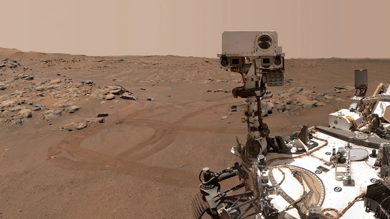 Tàu thăm dò của NASA tìm thấy dấu vết trầm tích hồ nước cổ trên sao Hỏa ảnh 1