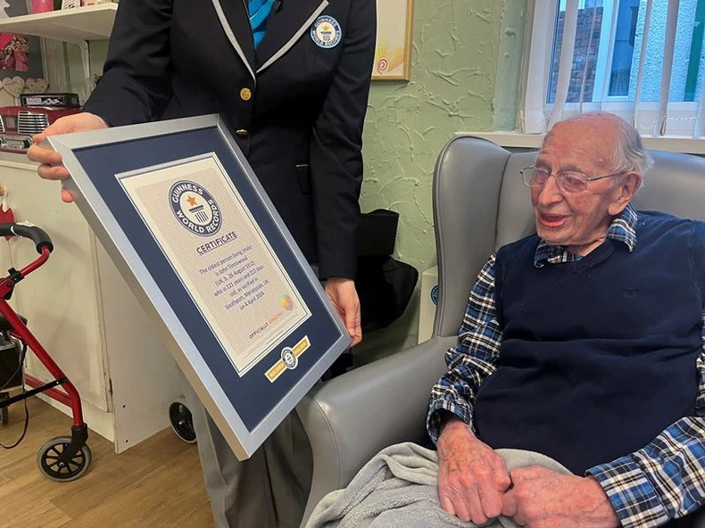 Cụ ông người Anh 111 tuổi được công nhận là Người đàn ông sống thọ nhất thế giới ảnh 2