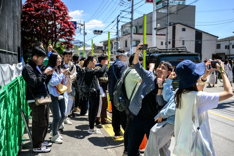 Ứng phó du lịch “xấu xí”, thị trấn Nhật Bản dựng rào chắn ngăn du khách chụp ảnh núi Phú Sĩ ảnh 5