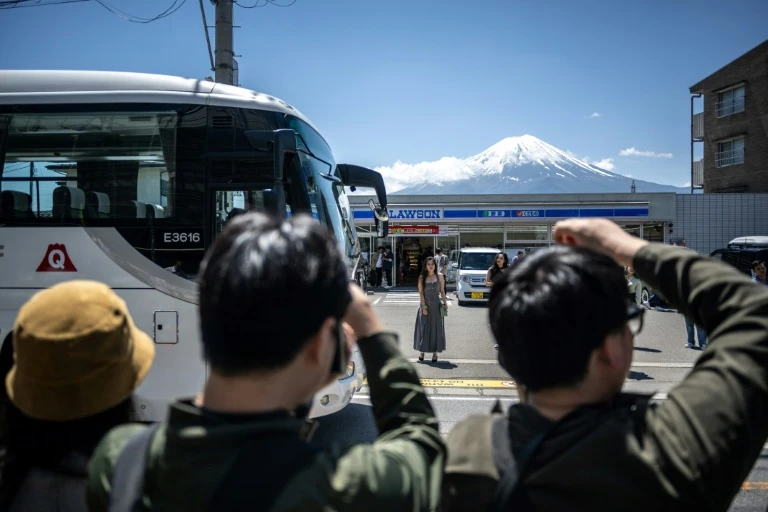 Ứng phó du lịch “xấu xí”, thị trấn Nhật Bản dựng rào chắn ngăn du khách chụp ảnh núi Phú Sĩ ảnh 4