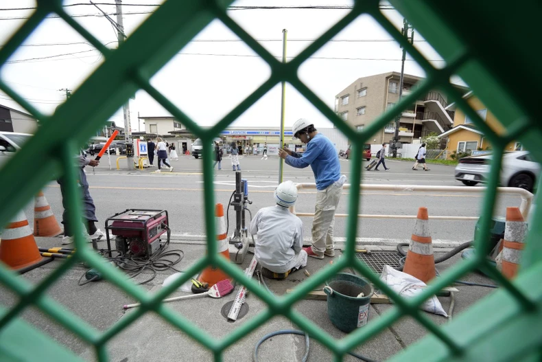 Ứng phó du lịch “xấu xí”, thị trấn Nhật Bản dựng rào chắn ngăn du khách chụp ảnh núi Phú Sĩ ảnh 2