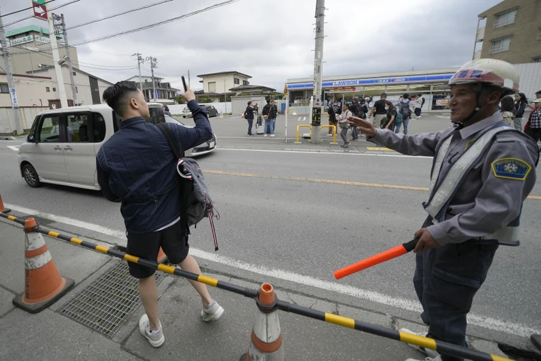 Ứng phó du lịch “xấu xí”, thị trấn Nhật Bản dựng rào chắn ngăn du khách chụp ảnh núi Phú Sĩ ảnh 3