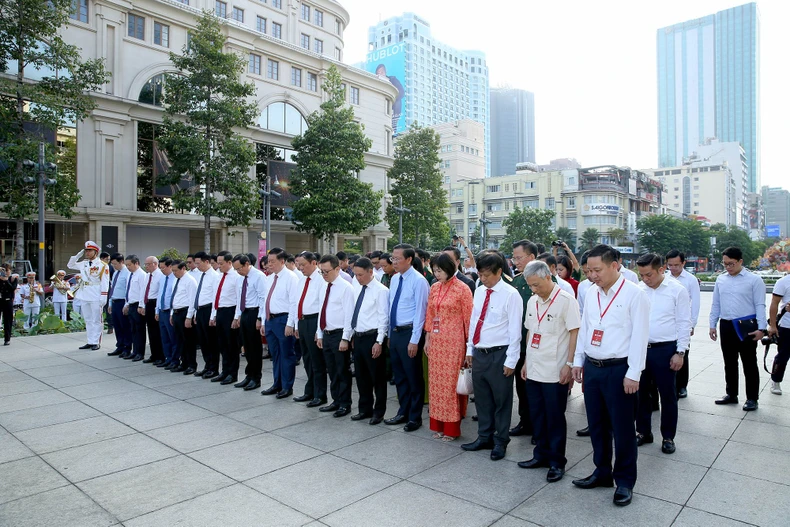 Lãnh đạo Đảng, Nhà nước và Hội Nhà báo Việt Nam dâng hoa tưởng niệm Chủ tịch Hồ Chí Minh ảnh 1