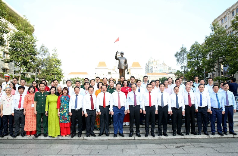 Lãnh đạo Đảng, Nhà nước và Hội Nhà báo Việt Nam dâng hoa tưởng niệm Chủ tịch Hồ Chí Minh ảnh 2