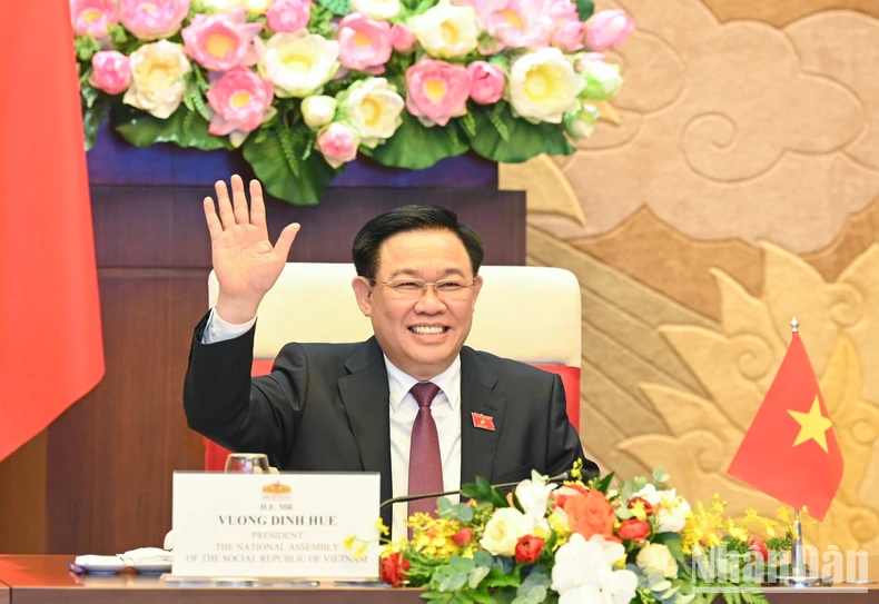 Chủ tịch Quốc hội Vương Đình Huệ điện đàm với Chủ tịch Thượng viện Campuchia ảnh 1