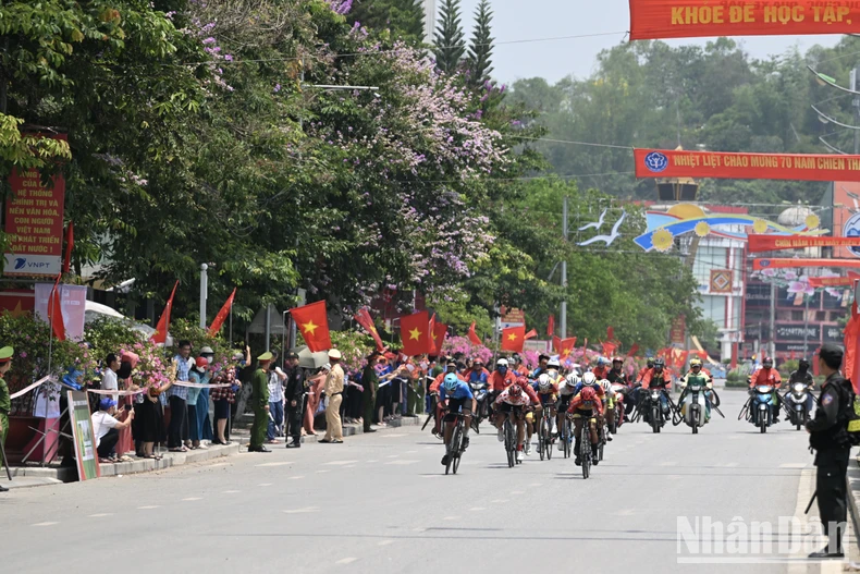 Hoàn thành chặng đua thứ 4 cuộc đua xe đạp “Về Điện Biên Phủ 2024 ảnh 1
