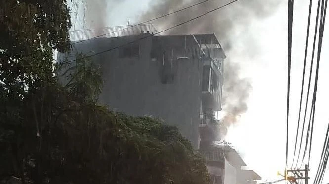 Hà Nội: Cháy nhà dân tại phố Định Công dưới cơn mưa lớn ảnh 1