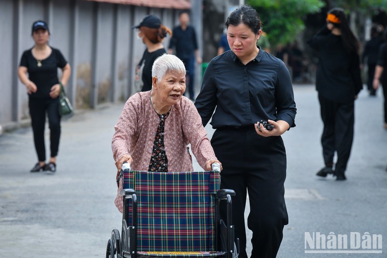Một Mẹ Việt Nam Anh hùng 90 tuổi tự mình đẩy xe lăn tới khu vực viếng Tổng Bí thư Nguyễn Phú Trọng.
