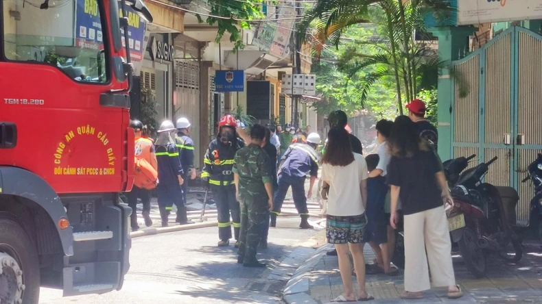 Hà Nội: Cháy lớn tại ngôi nhà cao tầng trên phố Trần Quý Kiên, Cầu Giấy ảnh 7