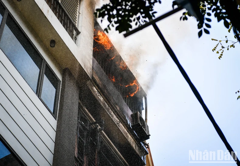 Hà Nội: Cháy lớn tại ngôi nhà cao tầng trên phố Trần Quý Kiên, Cầu Giấy ảnh 2