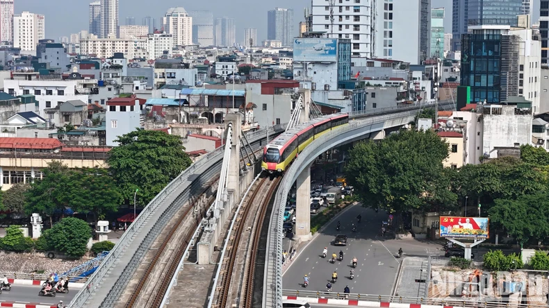 Người dân hào hứng với tuyến đường sắt đô thị Nhổn - ga Hà Nội ảnh 4