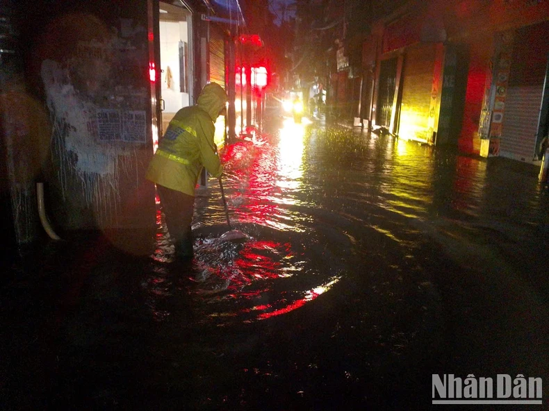 Nước sông Hồng dâng cao kèm mưa lớn, Hà Nội có nguy cơ ngập úng diện rộng ảnh 2