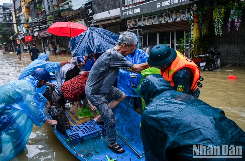 Hà Nội: Phường Phú Thượng yêu cầu các hộ dân ngoài đê di chuyển trước 18 giờ hôm nay ảnh 1