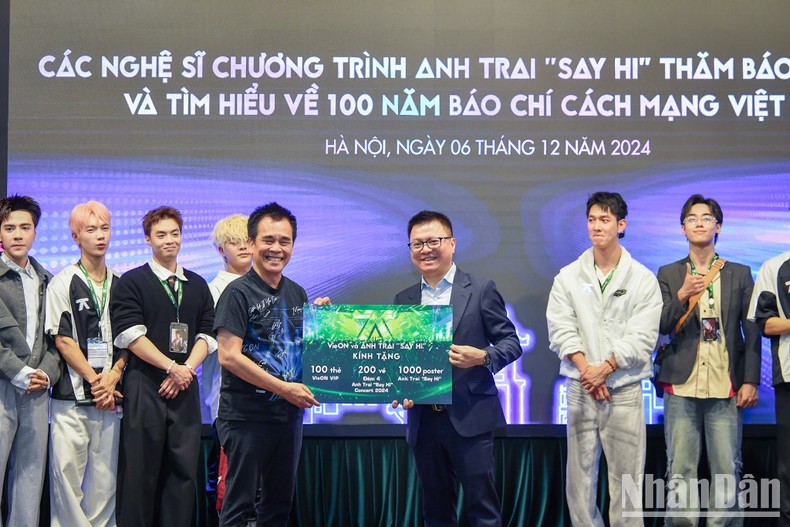 Dàn nghệ sĩ "Anh trai say hi" thăm Báo Nhân Dân và tìm hiểu kỷ niệm 100 năm Ngày Báo chí cách mạng Việt Nam ảnh 6