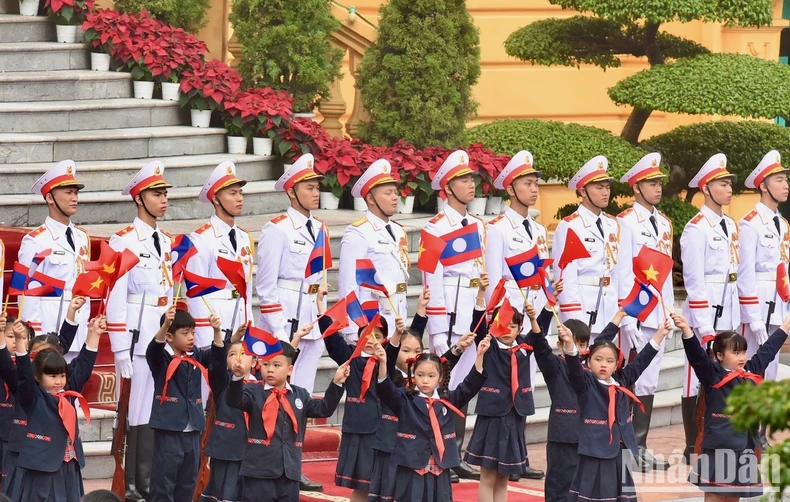 [Ảnh] Lễ đón Thủ tướng Chính phủ nước Cộng hòa Dân chủ Nhân dân Lào Sonexay Siphandone và Phu nhân ảnh 2