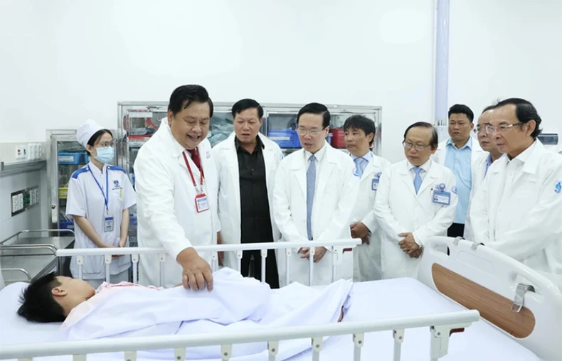 Chủ tịch nước Võ Văn Thưởng thăm và làm việc tại Bệnh viện Nhi đồng 1 ảnh 1