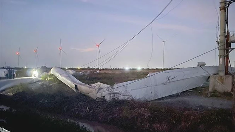 Cánh quạt một trụ tuabin điện gió bị rơi gãy ở Bạc Liêu ảnh 1