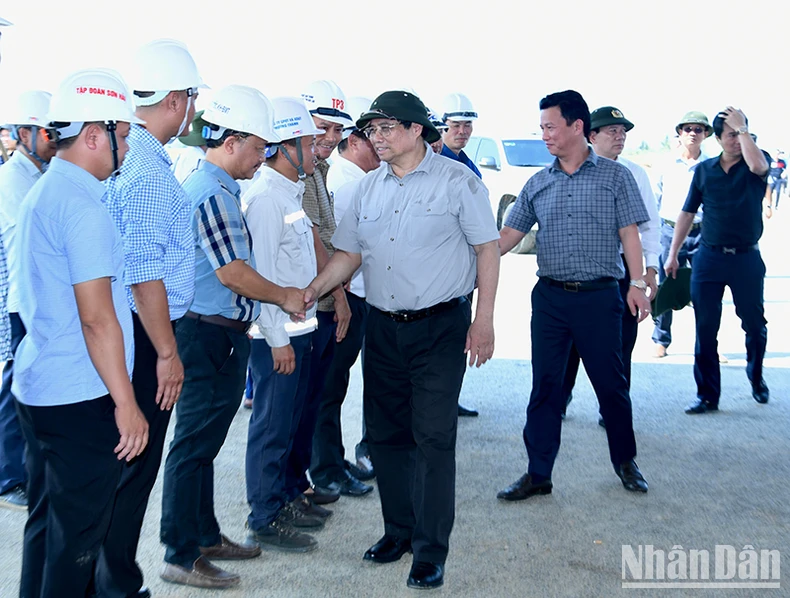 Thủ tướng Phạm Minh Chính thị sát dự án giao thông trọng điểm tại các tỉnh duyên hải Nam Trung Bộ ảnh 6
