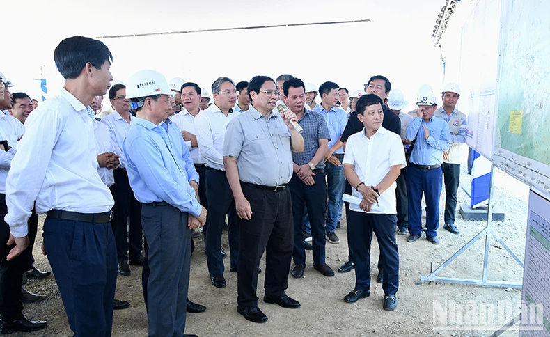 Thủ tướng Phạm Minh Chính thị sát dự án giao thông trọng điểm tại các tỉnh duyên hải Nam Trung Bộ ảnh 2