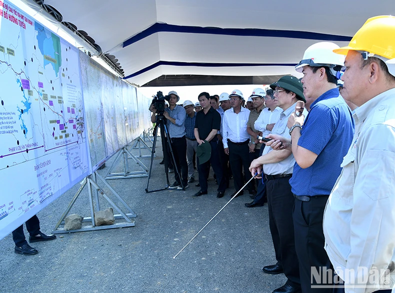 Thủ tướng Phạm Minh Chính thị sát dự án giao thông trọng điểm tại các tỉnh duyên hải Nam Trung Bộ ảnh 7