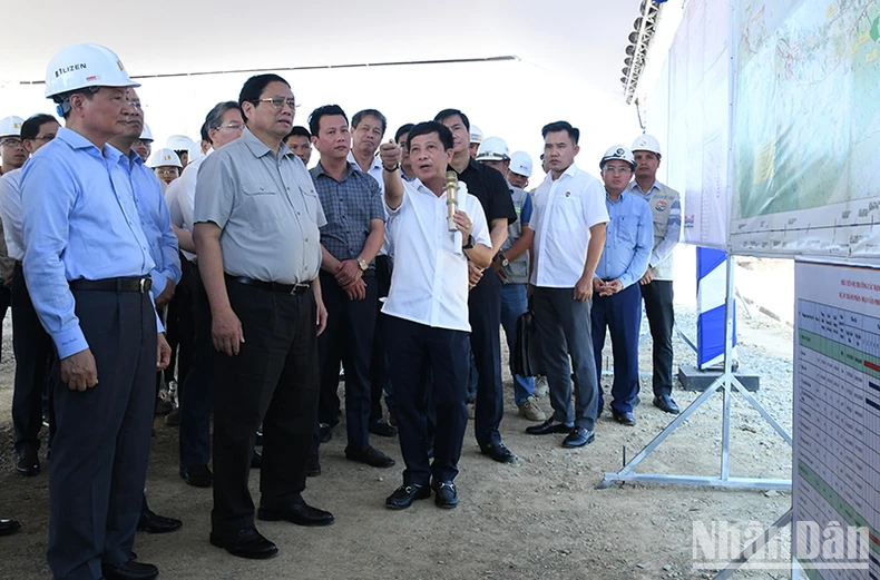 Thủ tướng Phạm Minh Chính thị sát dự án giao thông trọng điểm tại các tỉnh duyên hải Nam Trung Bộ ảnh 8
