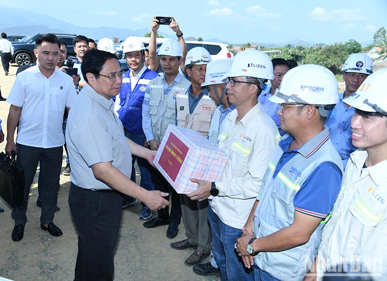 Thủ tướng Phạm Minh Chính thị sát dự án giao thông trọng điểm tại các tỉnh duyên hải Nam Trung Bộ ảnh 9