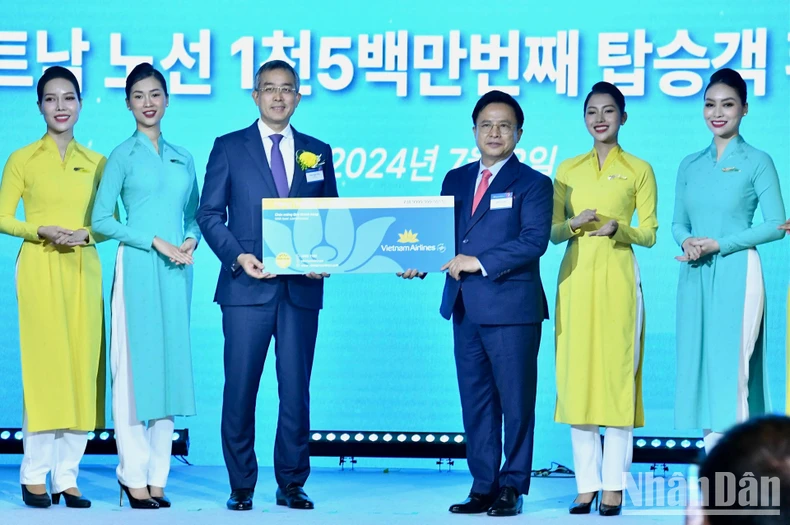 Thủ tướng Phạm Minh Chính dự Lễ kỷ niệm 30 năm đường bay thẳng Việt Nam-Hàn Quốc của Vietnam Airlines ảnh 5