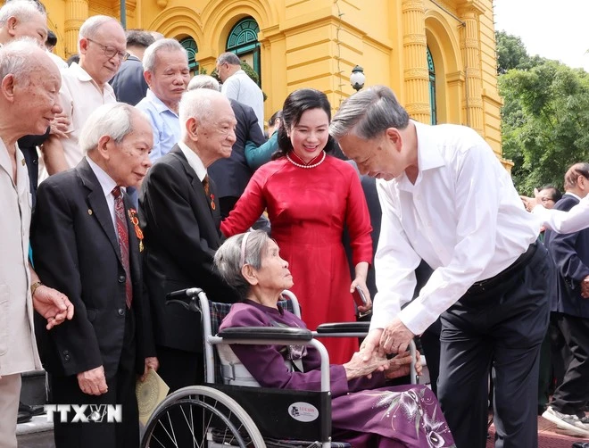 [Ảnh] Tổng Bí thư, Chủ tịch nước gặp mặt cán bộ từng phục vụ Bác Hồ tại Phủ Chủ tịch ảnh 1