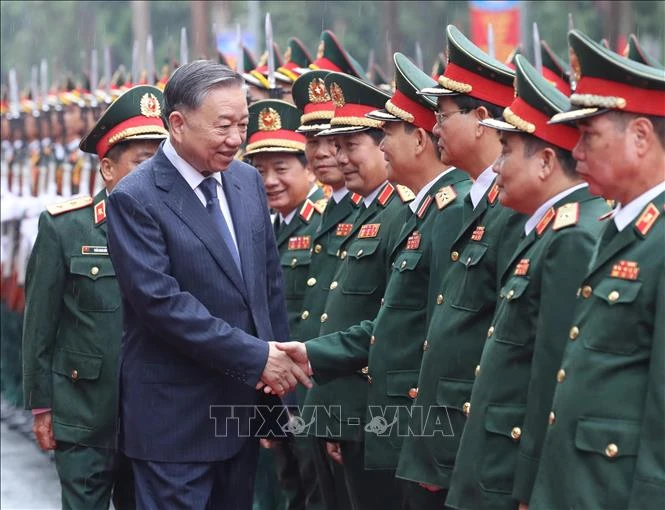 Tổng Bí thư, Chủ tịch nước Tô Lâm với lãnh đạo Bộ Quốc phòng, Tổng cục Chính trị và Tổng cục Kỹ thuật. (Ảnh: TTXVN)