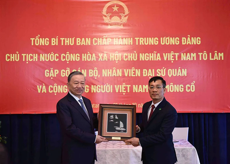 Tổng Bí thư, Chủ tịch nước Tô Lâm thăm, gặp gỡ cán bộ, nhân viên Đại sứ quán và cộng đồng người Việt Nam tại Mông Cổ ảnh 1