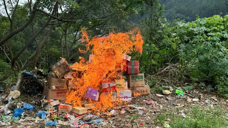 Lai Châu thu giữ, tiêu hủy hàng nghìn bánh trung thu, chân gà ảnh 1