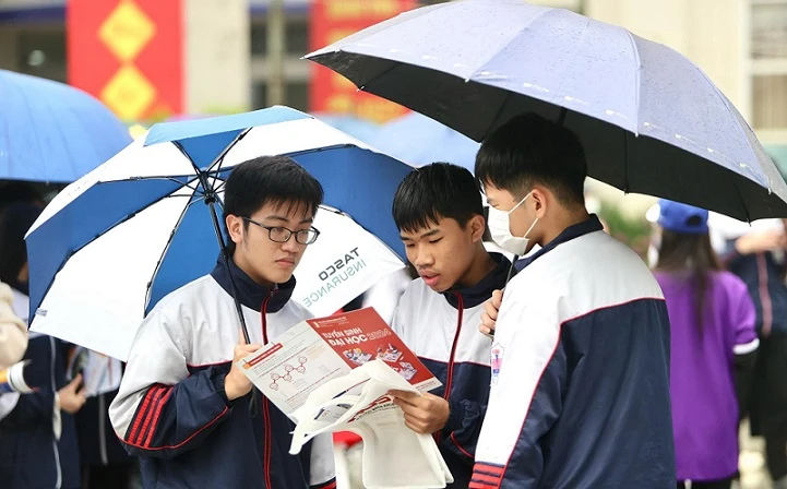 Hàng nghìn học sinh Nghệ An “đội mưa” tham gia Chương trình tư vấn tuyển sinh, hướng nghiệp 2024 ảnh 2