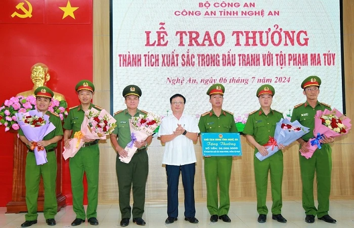 Công an Nghệ An trao thưởng thành tích đặc biệt xuất sắc trong đấu tranh phòng, chống tội phạm ma túy ảnh 2