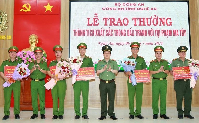 Công an Nghệ An trao thưởng thành tích đặc biệt xuất sắc trong đấu tranh phòng, chống tội phạm ma túy ảnh 3