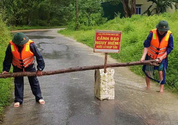 Bộ đội Biên phòng Nghệ An giúp dân ứng phó hoàn lưu bão số 4 ảnh 1