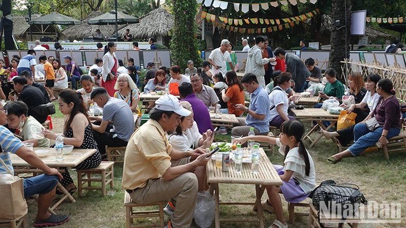 Đông đảo người dân Thành phố Hồ Chí Minh đến thưởng thức món ngon Quảng Ngãi ảnh 4